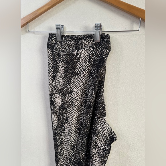 INLUV Greyscale Snake Print Leggings - Half of Set SIZE MEDIUM  Lounge Cozy Home - Picture 3 of 5